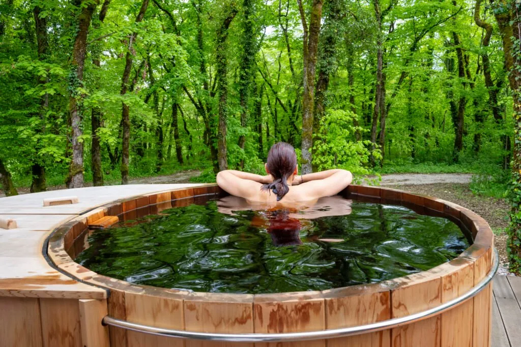 Bain nordique romantique en pleine forêt