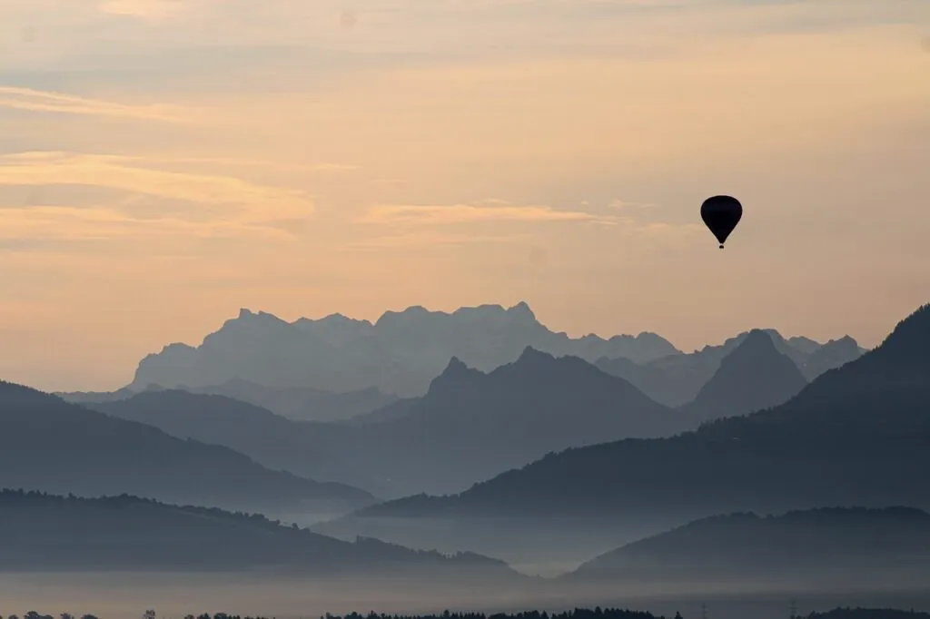 Montgolfière romantique au coucher du soleil en Alsace