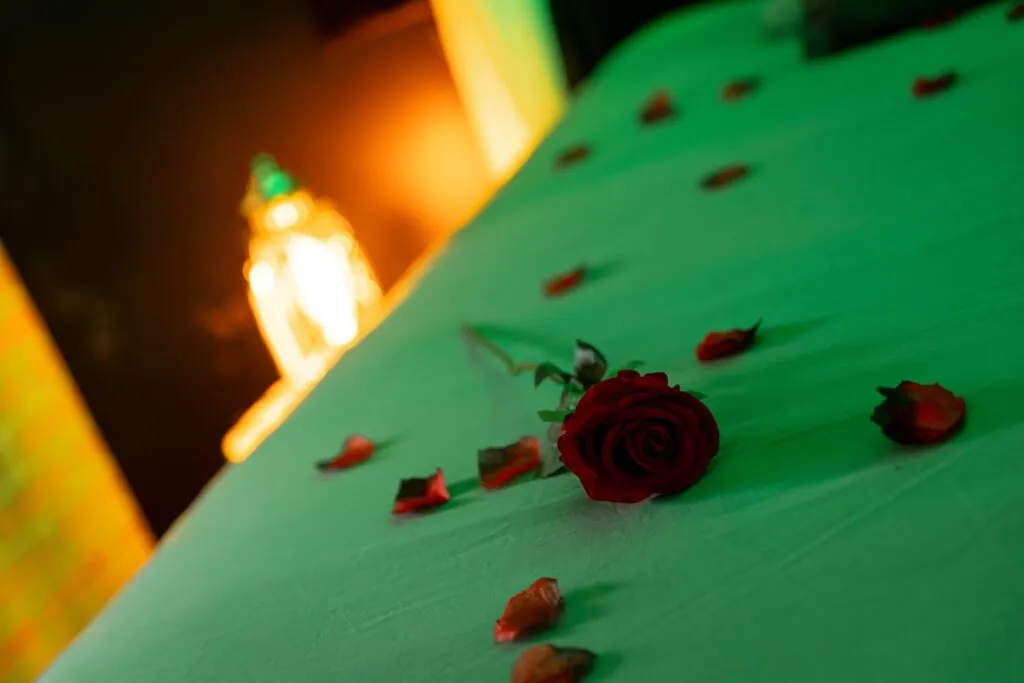Ambiance romantique Mystery Rooms avec table de massage