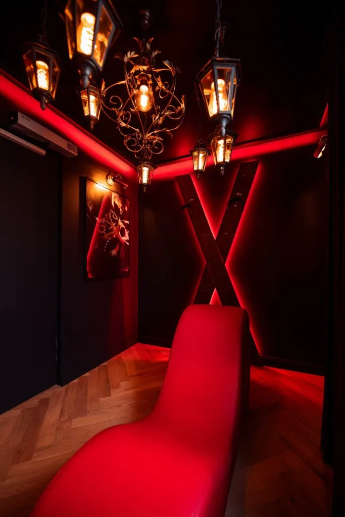 Fauteuil tantrique dans une pièce secrète love room haut de gamme