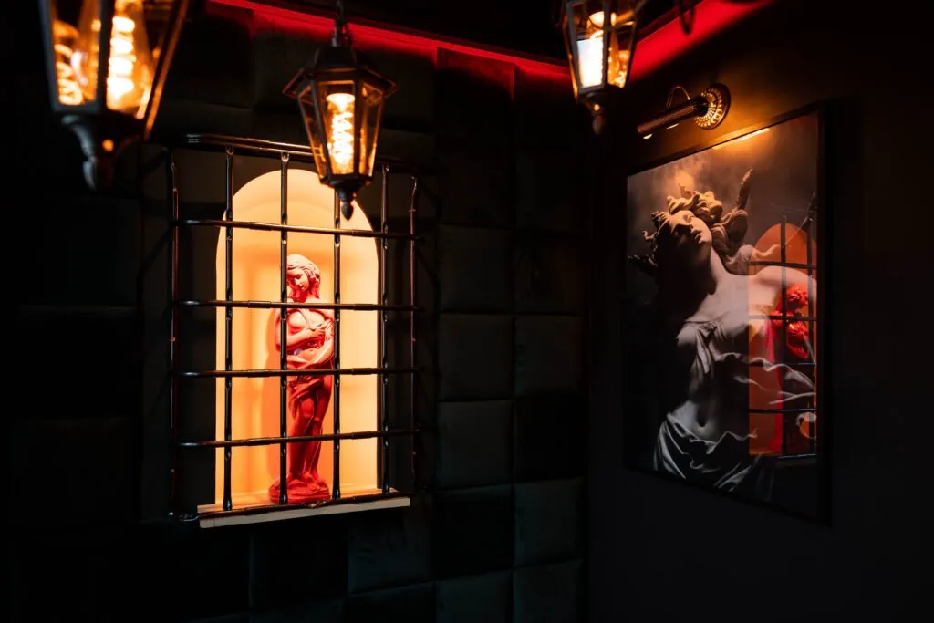 Pièce secrète love room avec ambiance romantique et éclairage tamisé