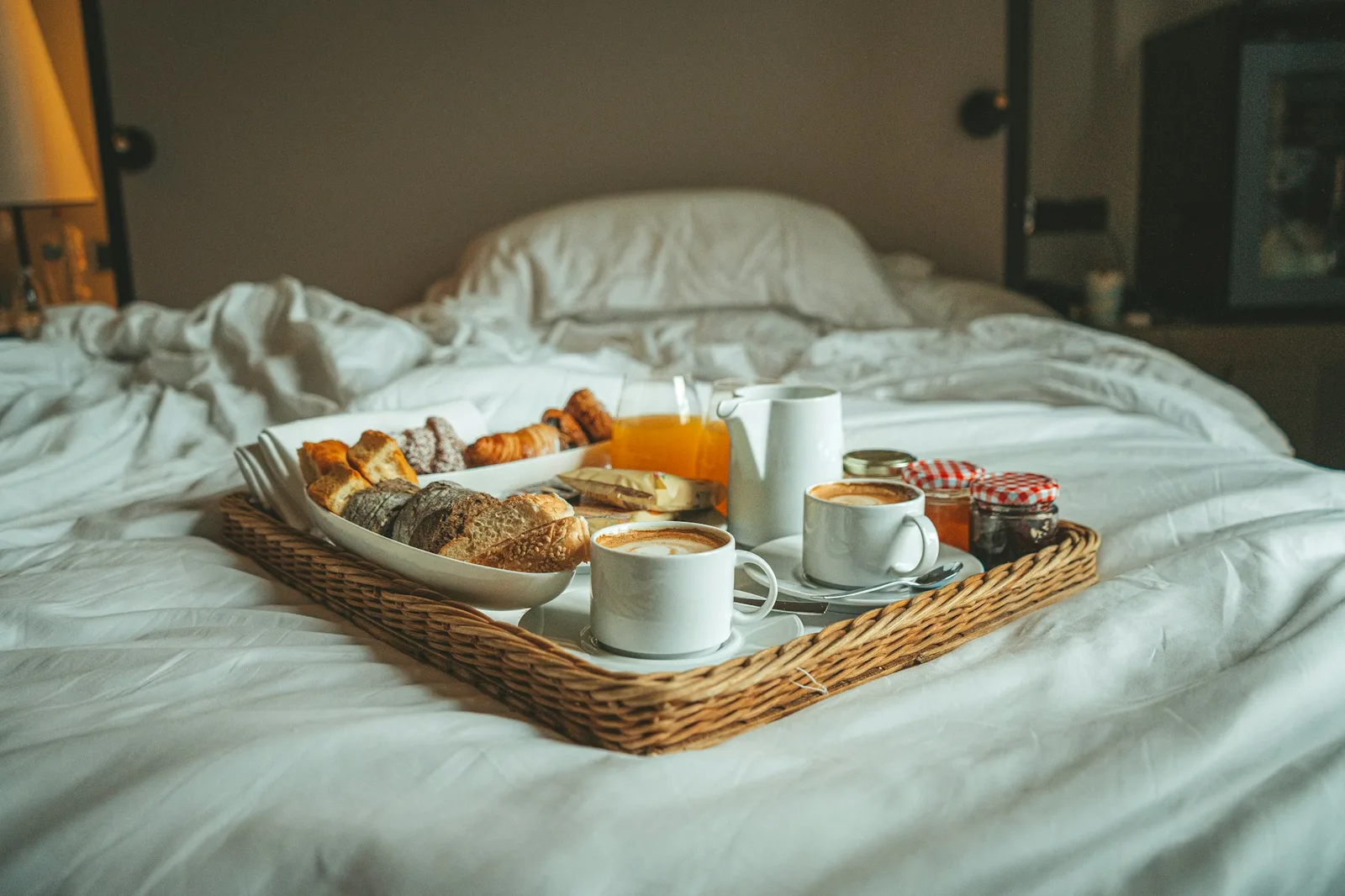 Petit déjeuner servi au lit dans une suite Mystery Rooms